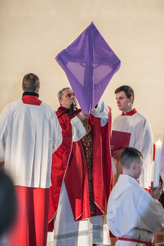 Wielki Piątek - Liturgia Męki Pańskiej [foto]
