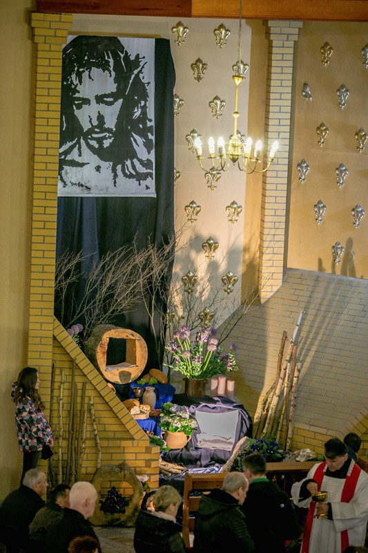 Wielki Piątek - Liturgia Męki Pańskiej [foto]