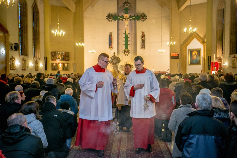 Wielki Piątek - Liturgia Męki Pańskiej [foto]