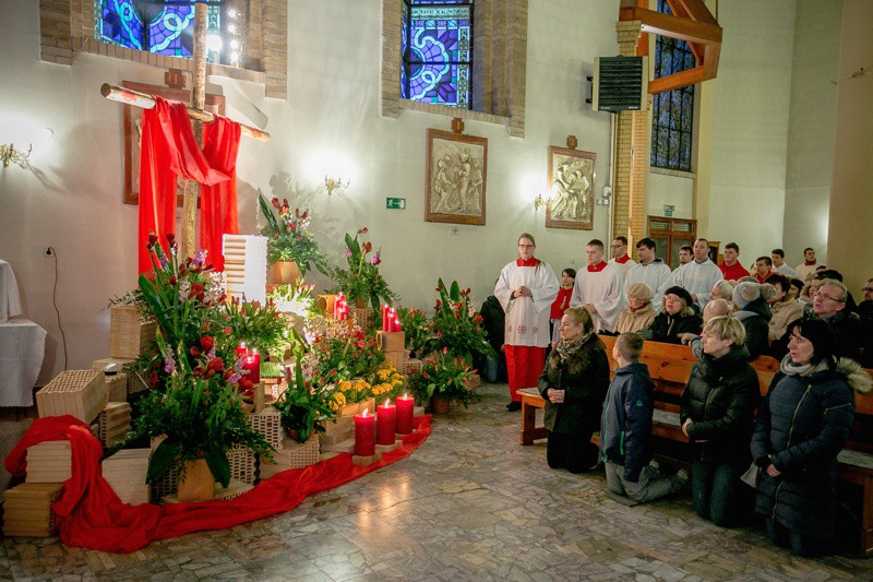 Wielki Piątek - Liturgia Męki Pańskiej [foto]