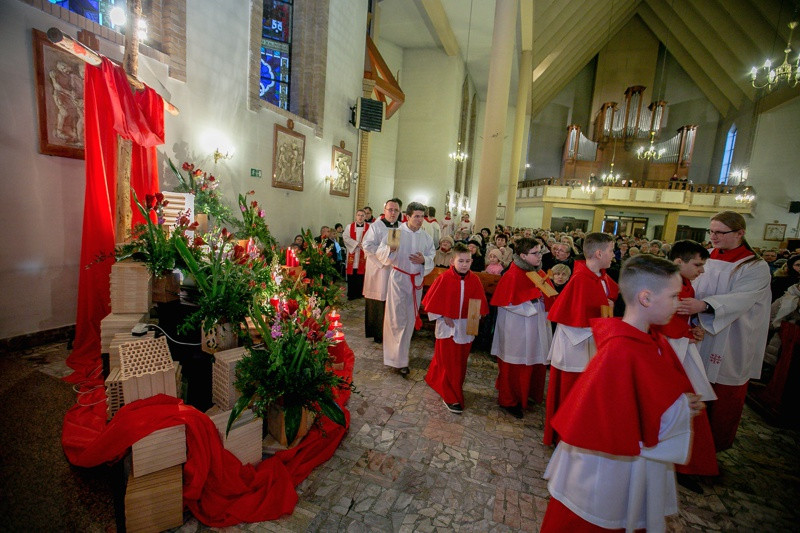 Wielki Piątek - Liturgia Męki Pańskiej [foto]