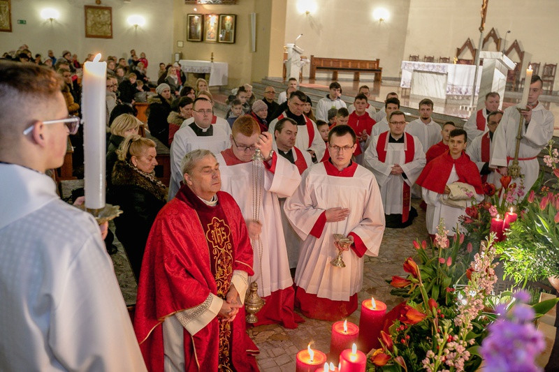 Wielki Piątek - Liturgia Męki Pańskiej [foto]