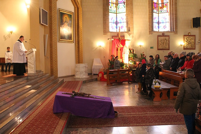 Wielka Sobota - święcenie pokarmów w polickich parafiach [foto]