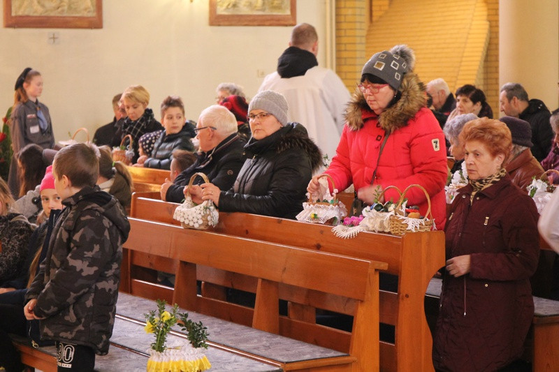 Wielka Sobota - święcenie pokarmów w polickich parafiach [foto]
