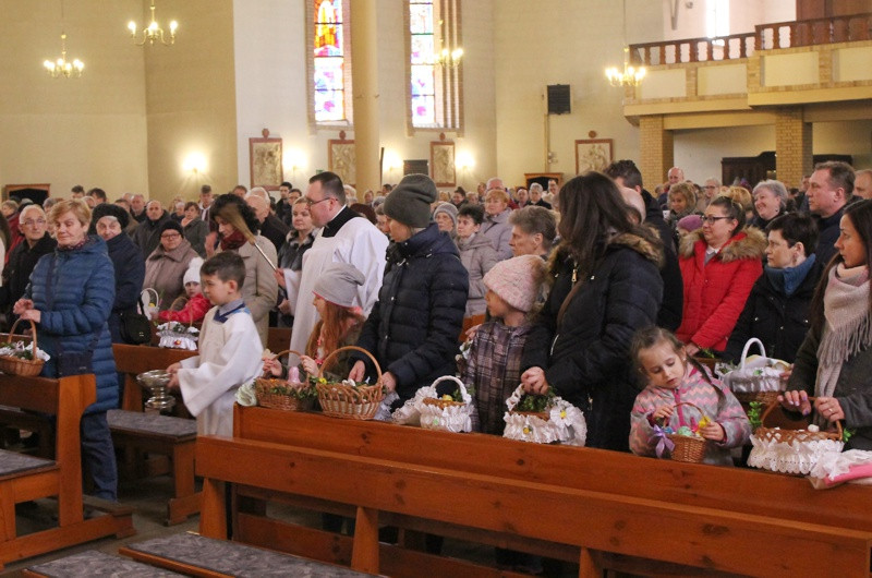 Wielka Sobota - święcenie pokarmów w polickich parafiach [foto]