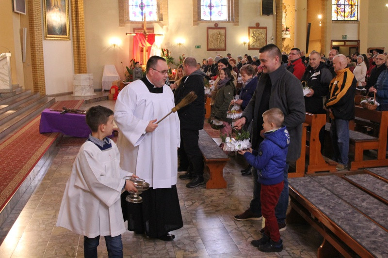 Wielka Sobota - święcenie pokarmów w polickich parafiach [foto]