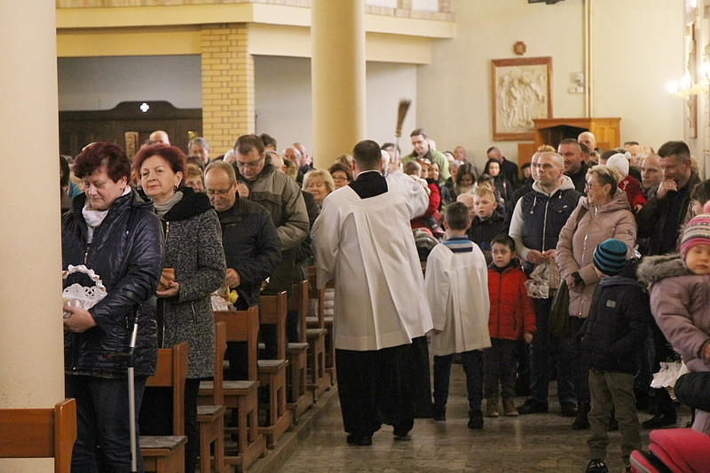 Wielka Sobota - święcenie pokarmów w polickich parafiach [foto]