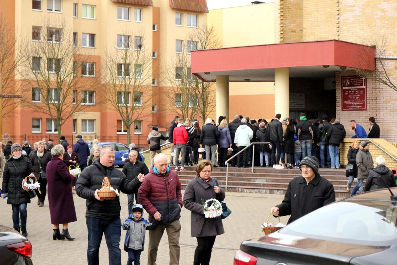 Wielka Sobota - święcenie pokarmów w polickich parafiach [foto]