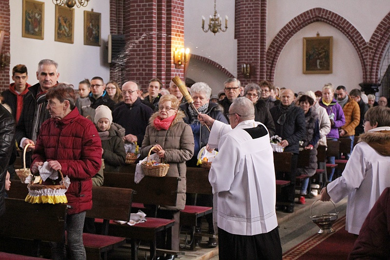 Wielka Sobota - święcenie pokarmów w polickich parafiach [foto]