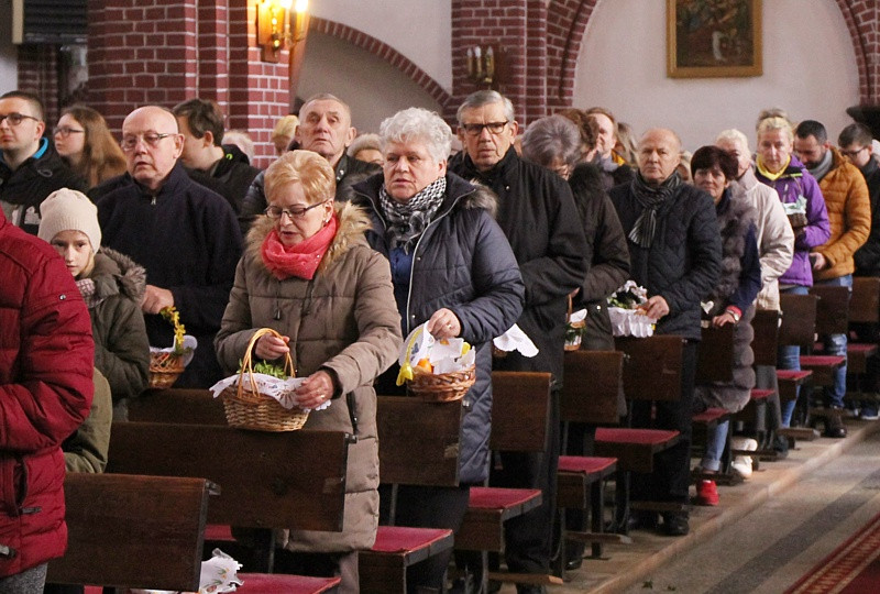 Wielka Sobota - święcenie pokarmów w polickich parafiach [foto]