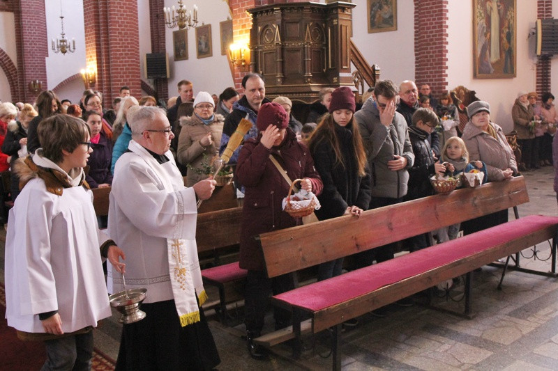 Wielka Sobota - święcenie pokarmów w polickich parafiach [foto]