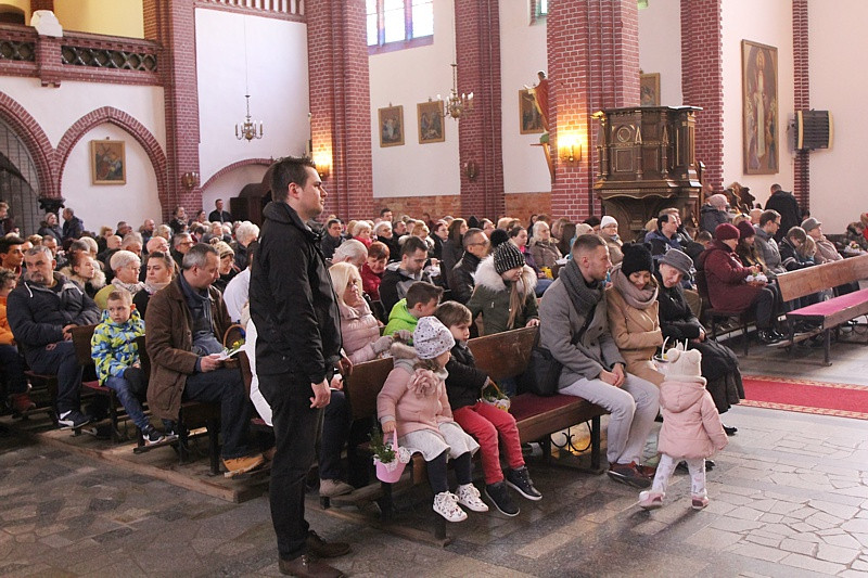 Wielka Sobota - święcenie pokarmów w polickich parafiach [foto]