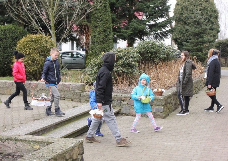Wielka Sobota - święcenie pokarmów w polickich parafiach [foto]