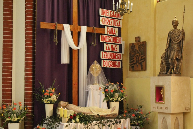 Wielka Sobota - święcenie pokarmów w polickich parafiach [foto]