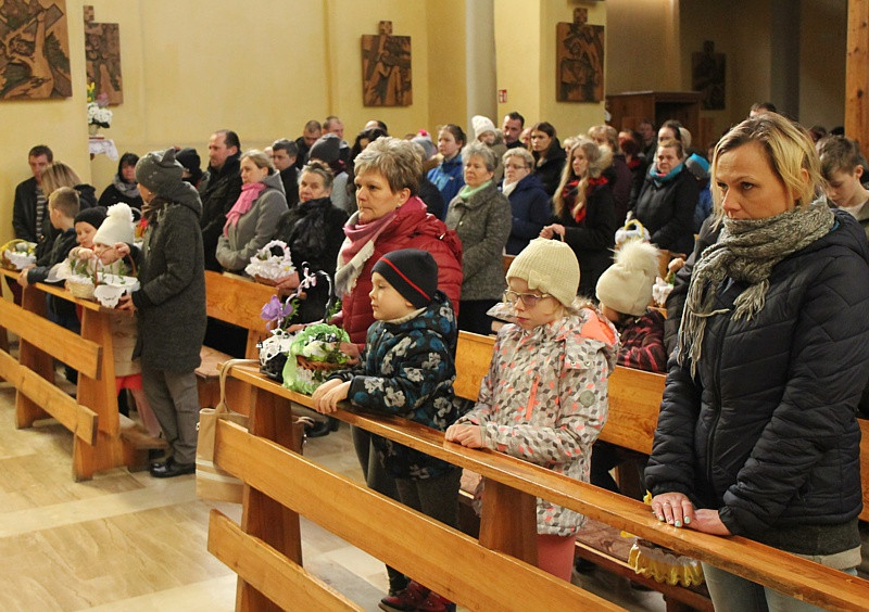 Wielka Sobota - święcenie pokarmów w polickich parafiach [foto]