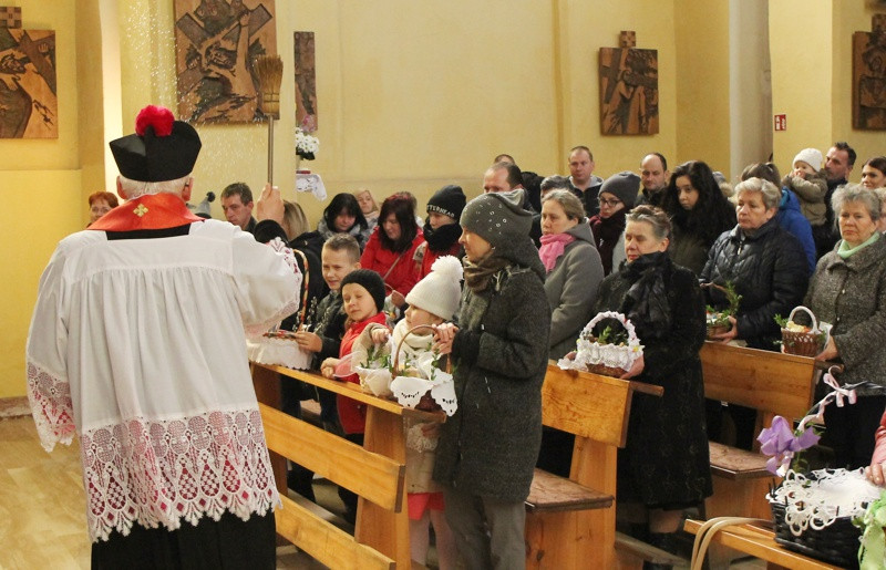 Wielka Sobota - święcenie pokarmów w polickich parafiach [foto]