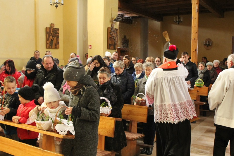 Wielka Sobota - święcenie pokarmów w polickich parafiach [foto]