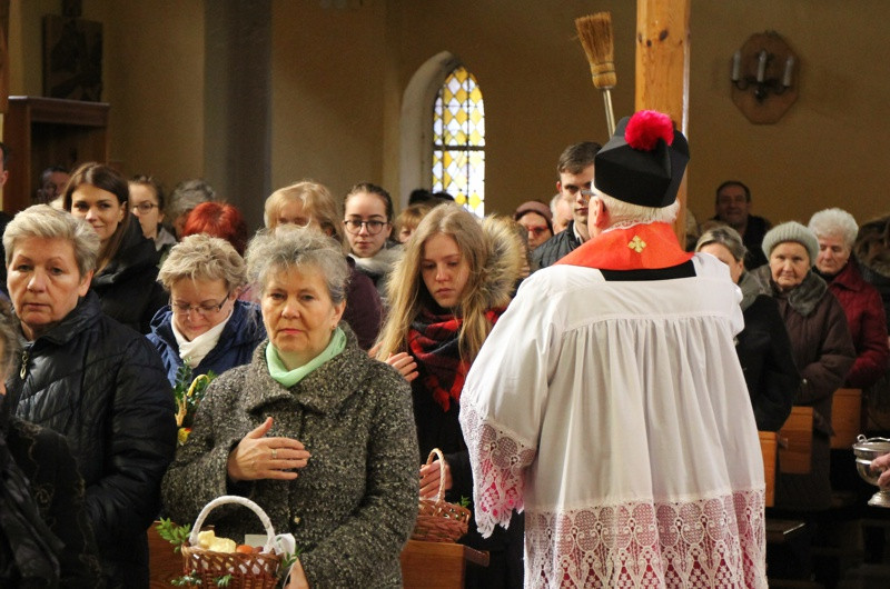 Wielka Sobota - święcenie pokarmów w polickich parafiach [foto]