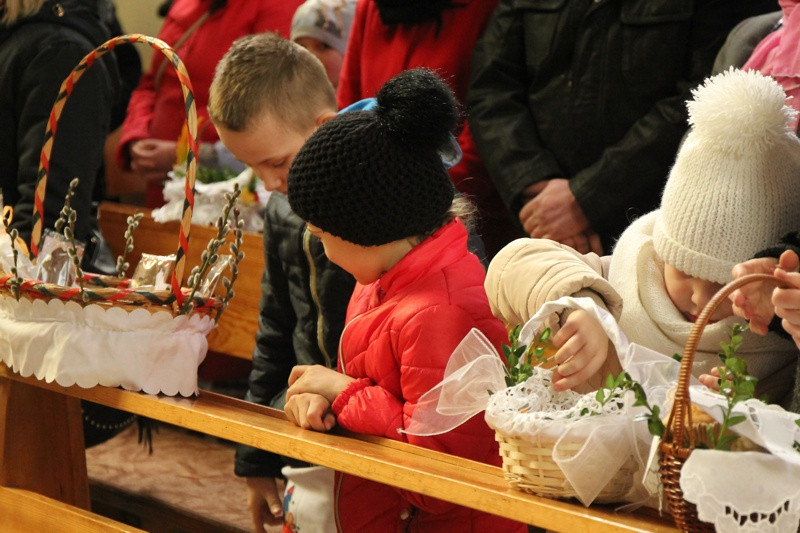Wielka Sobota - święcenie pokarmów w polickich parafiach [foto]