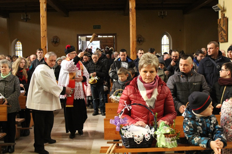 Wielka Sobota - święcenie pokarmów w polickich parafiach [foto]