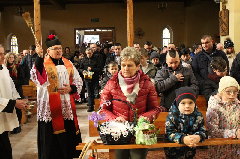 Wielka Sobota - święcenie pokarmów w polickich parafiach [foto]