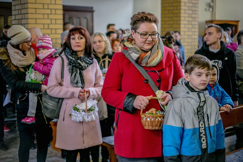 Wielka Sobota - święcenie pokarmów w polickich parafiach [foto]
