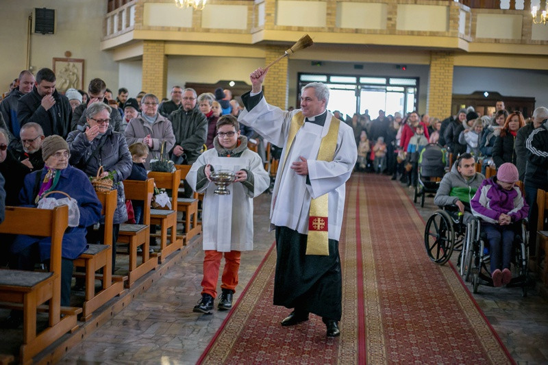 Wielka Sobota - święcenie pokarmów w polickich parafiach [foto]