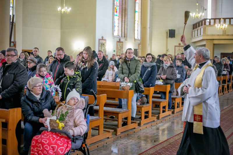 Wielka Sobota - święcenie pokarmów w polickich parafiach [foto]