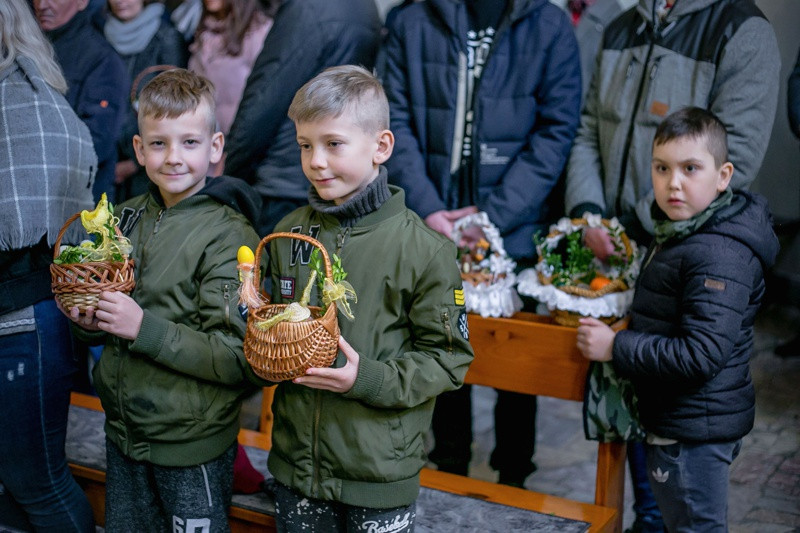 Wielka Sobota - święcenie pokarmów w polickich parafiach [foto]