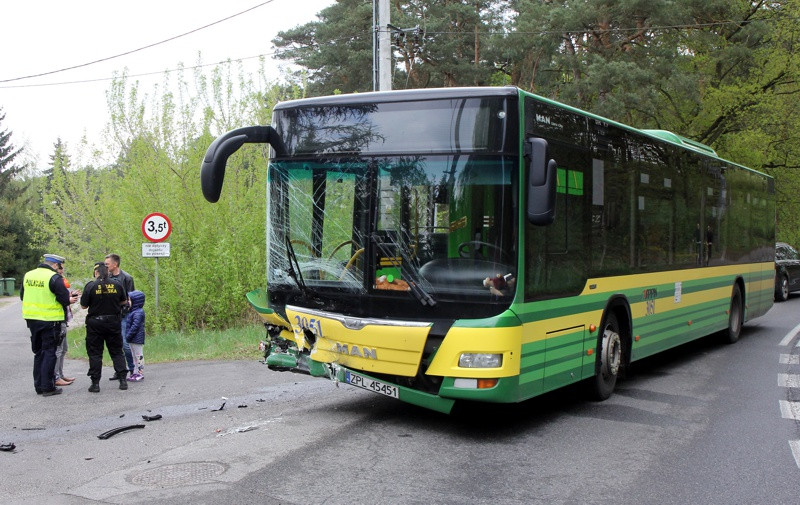 Zderzenie autobusu z osobówką w Pilchowie [foto]