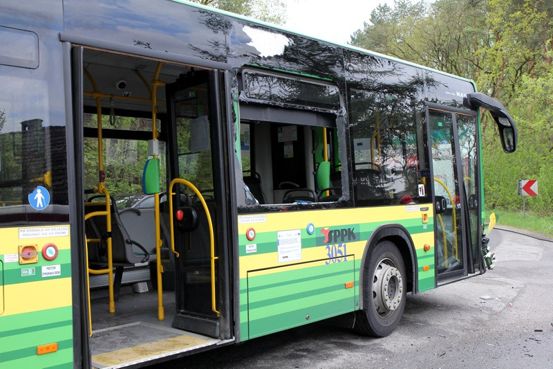 Zderzenie autobusu z osobówką w Pilchowie [foto]