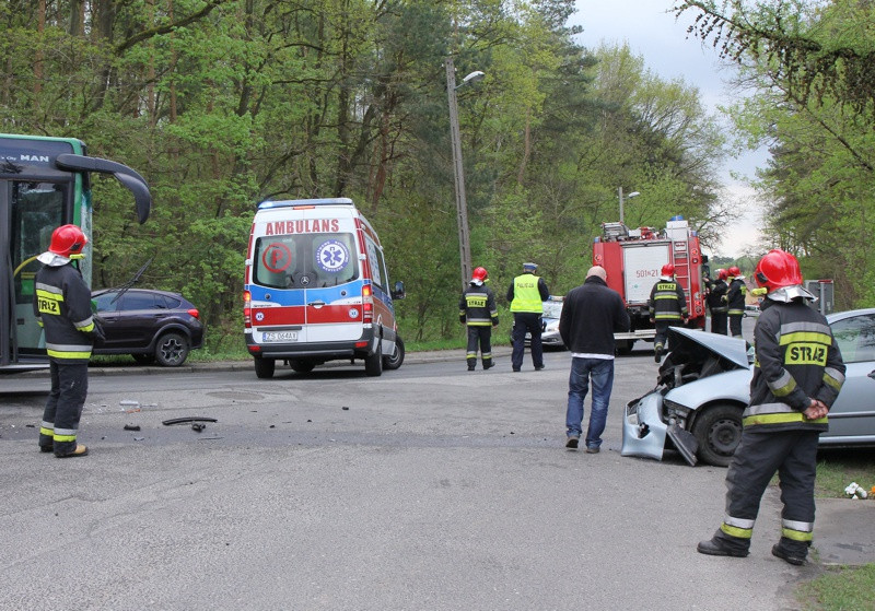 Zderzenie autobusu z osobówką w Pilchowie [foto]