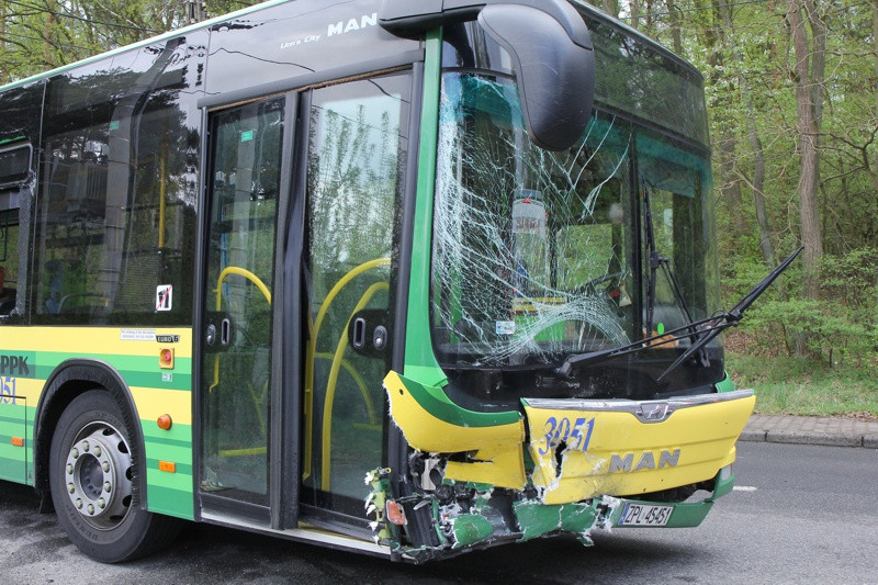 Zderzenie autobusu z osobówką w Pilchowie [foto]