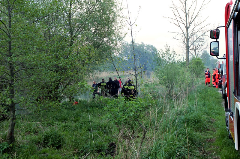 Dwaj bracia utonęli w kanale przy zakładach [foto/wideo]