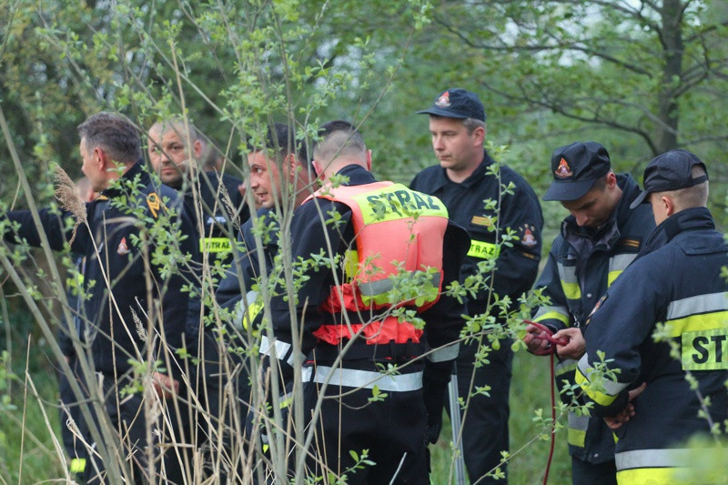 Dwaj bracia utonęli w kanale przy zakładach [foto/wideo]