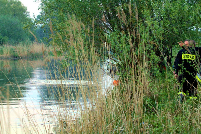 Dwaj bracia utonęli w kanale przy zakładach [foto/wideo]