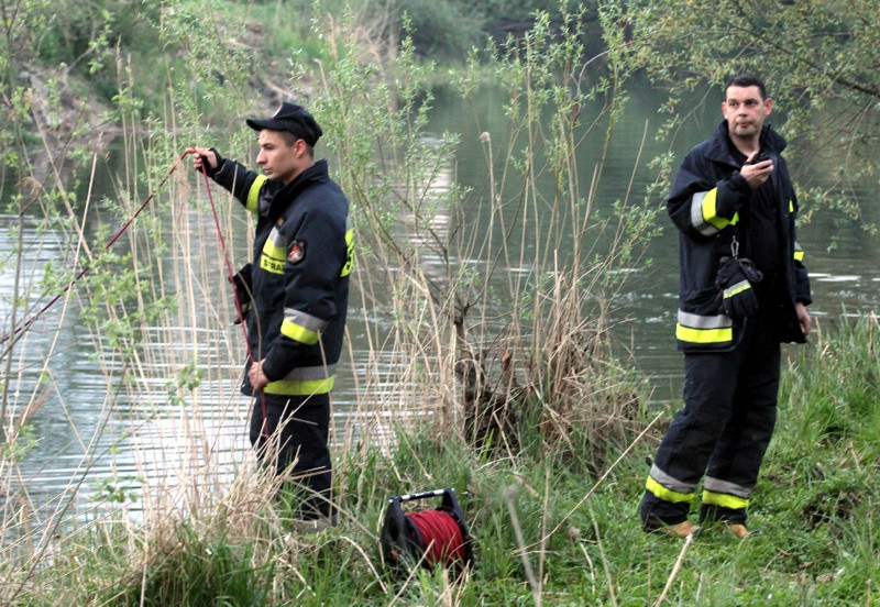 Dwaj bracia utonęli w kanale przy zakładach [foto/wideo]