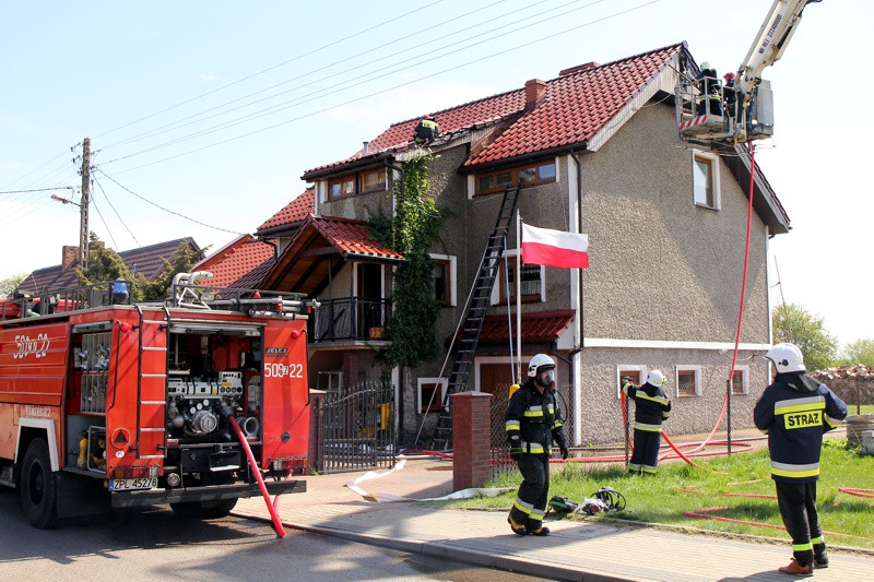 Pożar w budynku jednorodzinnym w Trzebieży [foto/wideo]