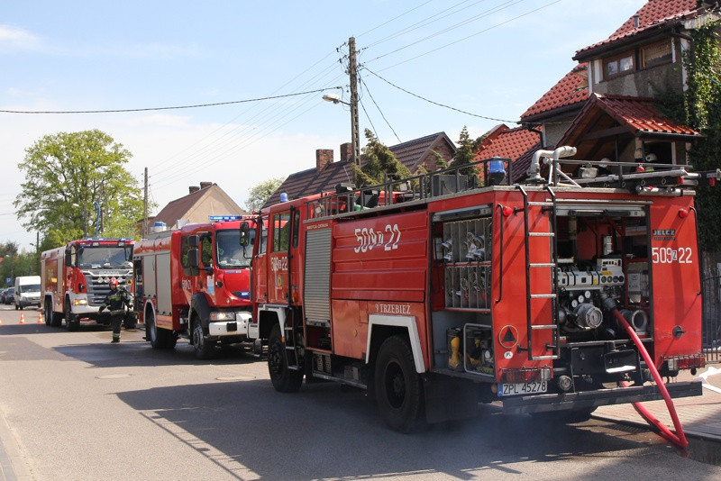 Pożar w budynku jednorodzinnym w Trzebieży [foto/wideo]