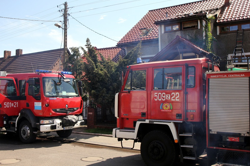 Pożar w budynku jednorodzinnym w Trzebieży [foto/wideo]