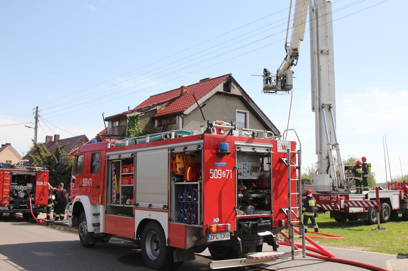Pożar w budynku jednorodzinnym w Trzebieży [foto/wideo]