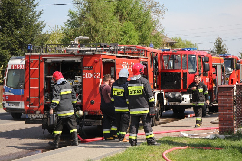 Pożar w budynku jednorodzinnym w Trzebieży [foto/wideo]