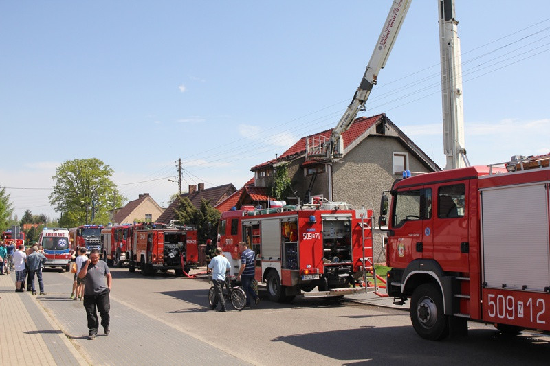 Pożar w budynku jednorodzinnym w Trzebieży [foto/wideo]