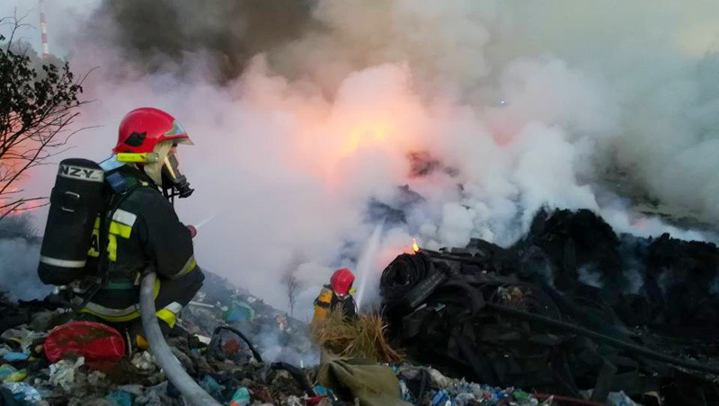 Trwa akcja gaśnicza na wysypisku przy ul. Kamiennej [foto/wideo]