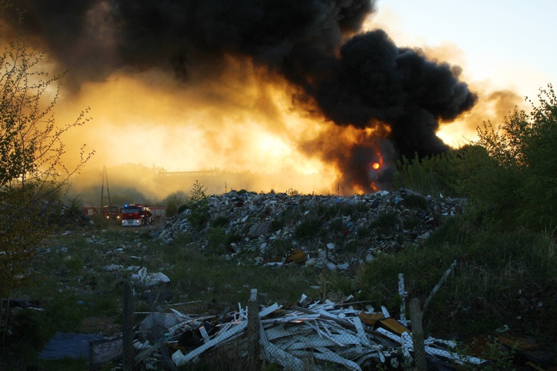 Trwa akcja gaśnicza na wysypisku przy ul. Kamiennej [foto/wideo]