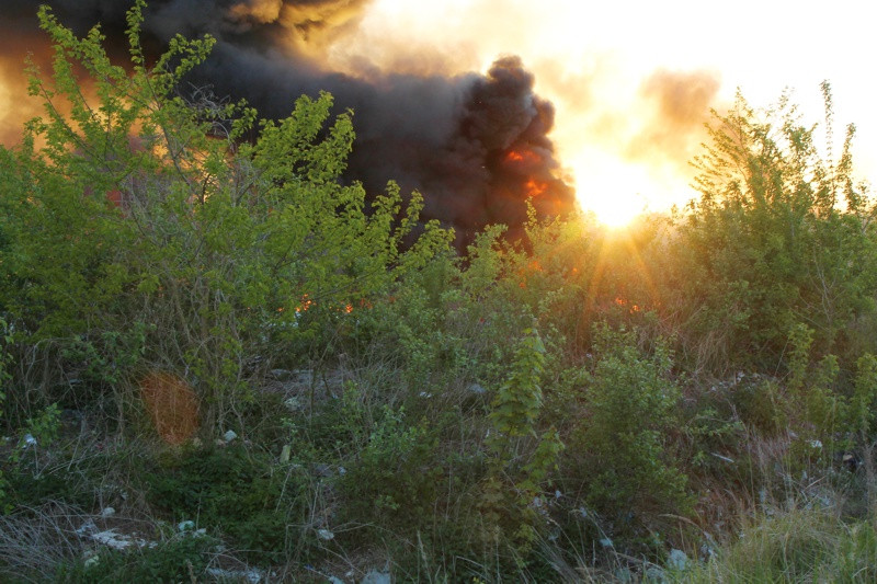 Trwa akcja gaśnicza na wysypisku przy ul. Kamiennej [foto/wideo]
