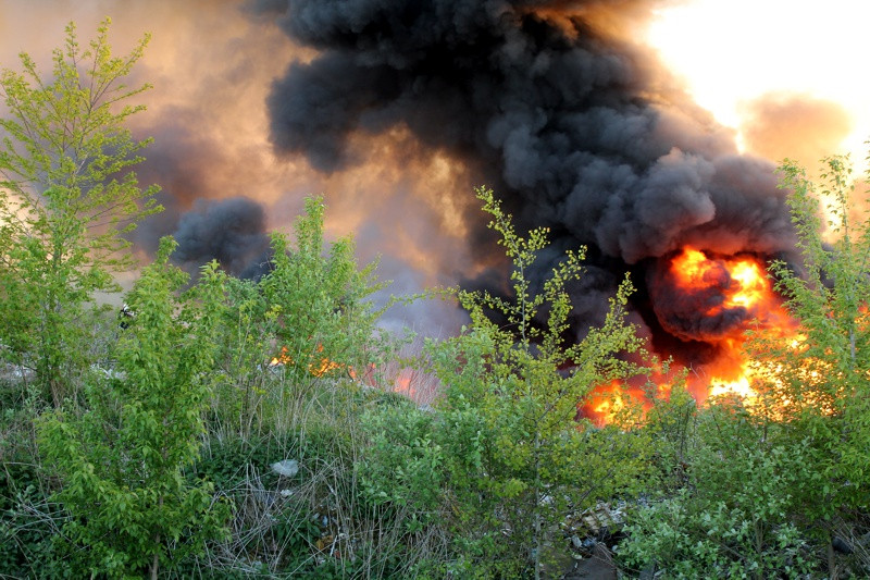 Trwa akcja gaśnicza na wysypisku przy ul. Kamiennej [foto/wideo]