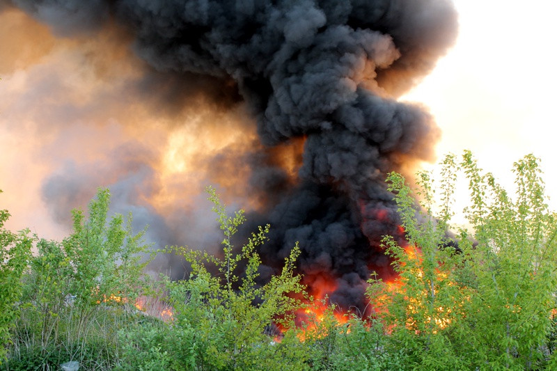 Trwa akcja gaśnicza na wysypisku przy ul. Kamiennej [foto/wideo]