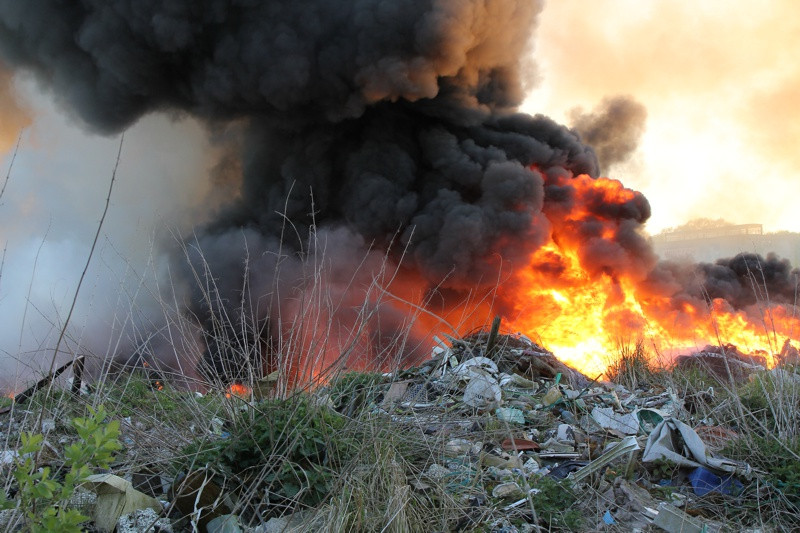 Trwa akcja gaśnicza na wysypisku przy ul. Kamiennej [foto/wideo]