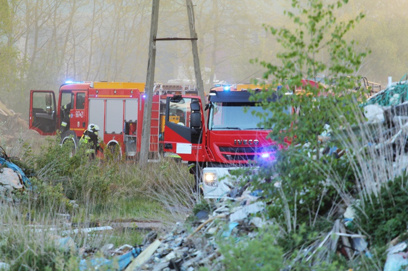 Trwa akcja gaśnicza na wysypisku przy ul. Kamiennej [foto/wideo]